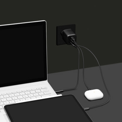 Linocell Premium GaN multilader 65 W PD sort med USB-C porte oplader hvid laptop, trådløst earbud-etui og tablet.