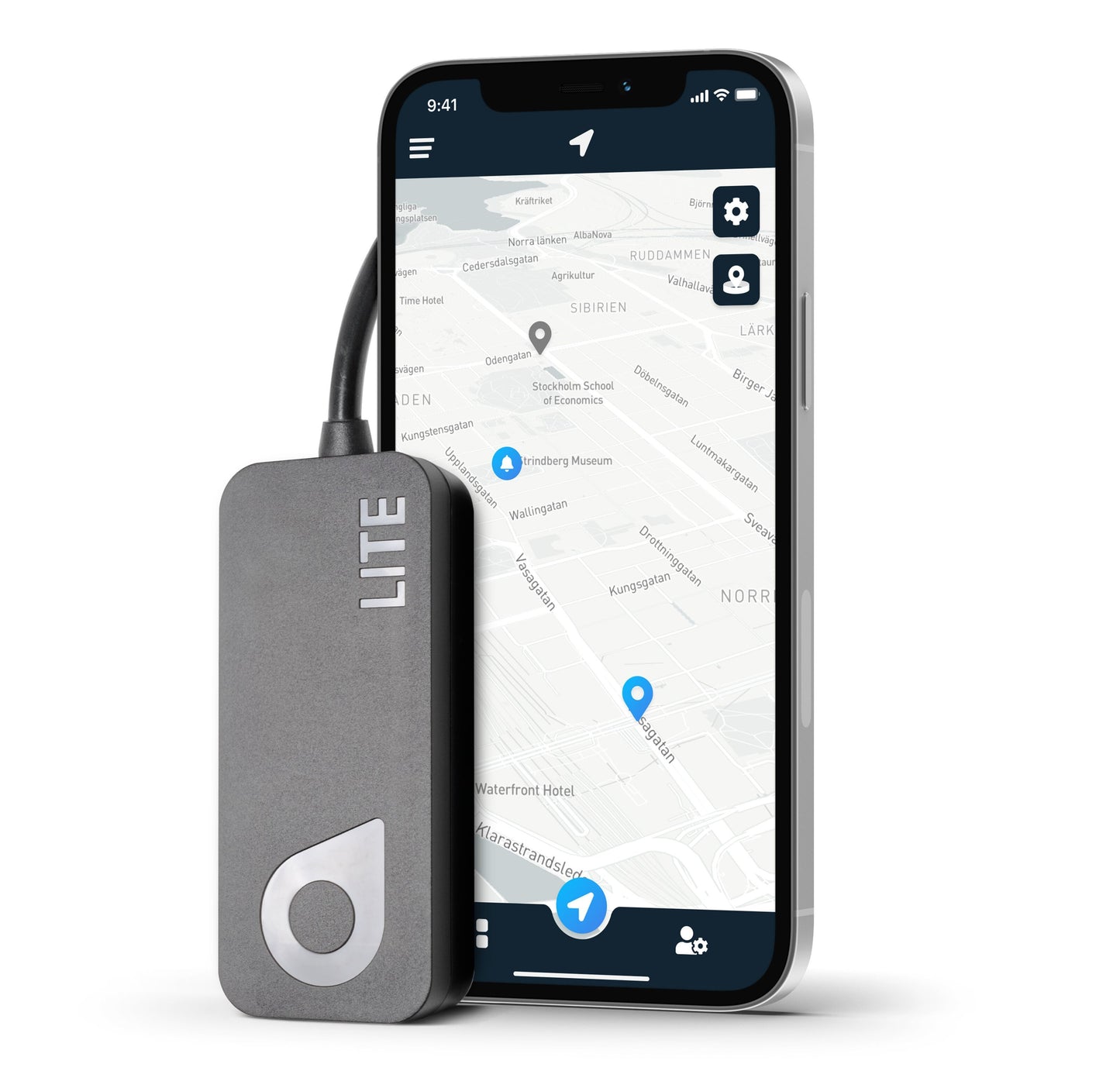 Sort SweTrack Lite Gen2 GPS-tracker til mindre batterier, vist forbundet til smartphone med app og kortdisplay.