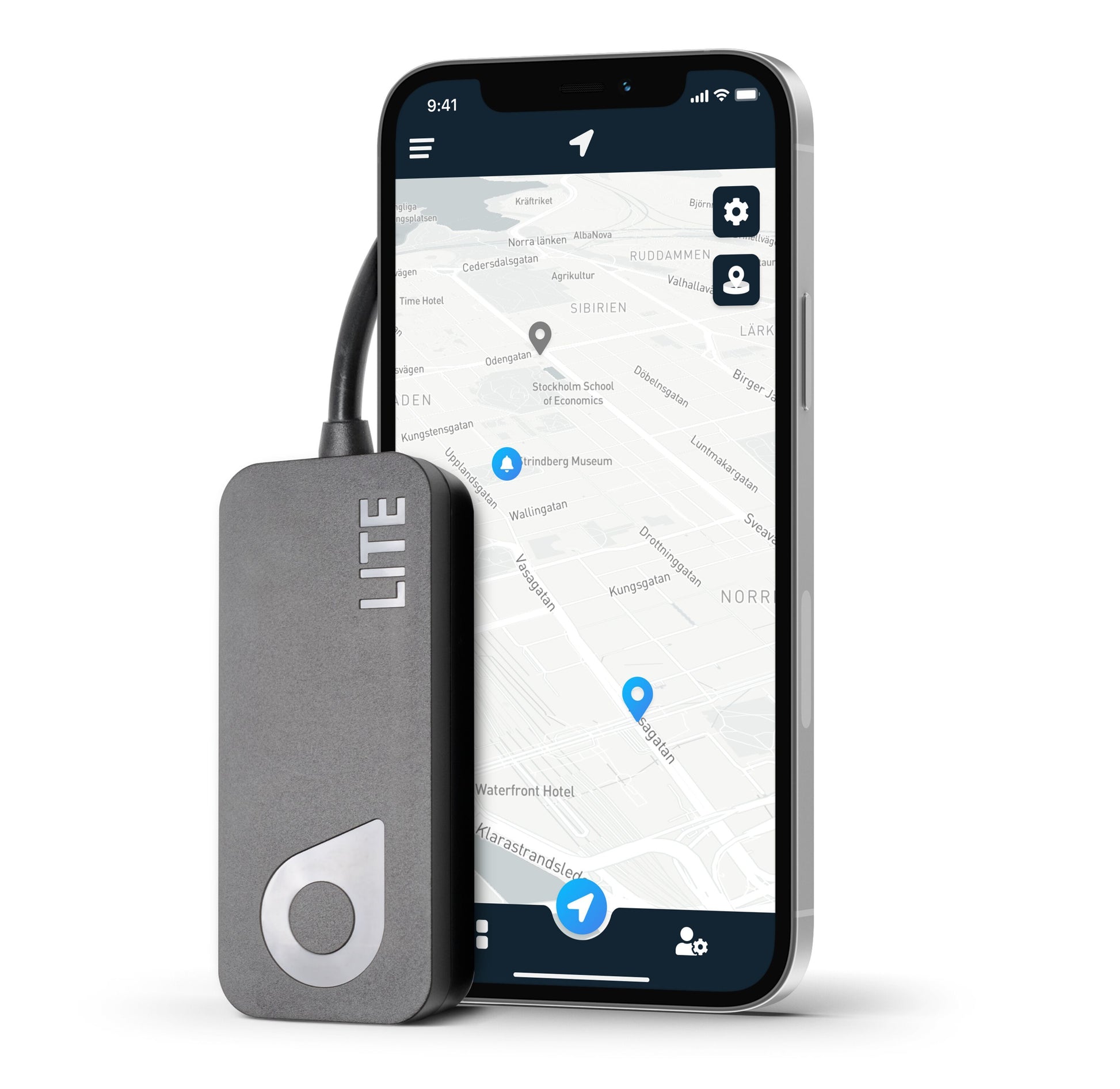 Sort SweTrack Lite Gen2 GPS-tracker til mindre batterier, vist forbundet til smartphone med app og kortdisplay.