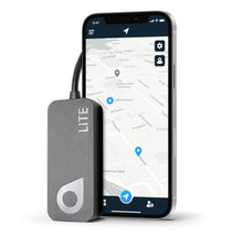 Sort SweTrack Lite Gen2 GPS-tracker til mindre batterier, vist forbundet til smartphone med app og kortdisplay.