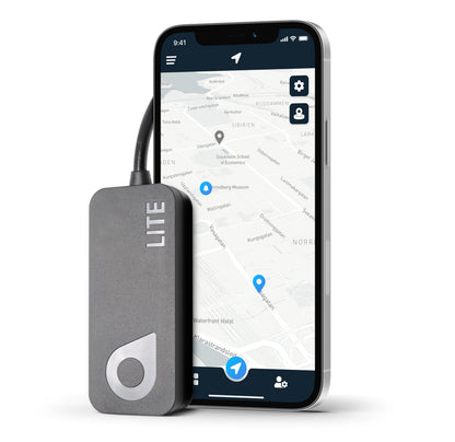 Sort SweTrack Lite Gen2 GPS-tracker til mindre batterier, vist forbundet til smartphone med app og kortdisplay.