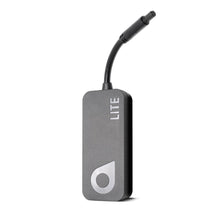 Swetrack Lite Gen2 GPS-tracker, grå rektangulær, kort sort kabel, cirkulært logo med "LITE", til mindre batterikøretøjer.