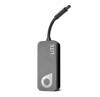 Swetrack Lite Gen2 GPS-tracker, grå rektangulær, kort sort kabel, cirkulært logo med "LITE", til mindre batterikøretøjer.
