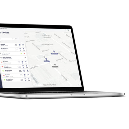Swetrack Lite Gen2 GPS-tracker vist på laptop med statusikoner og kort over trackerpositioner i SweTrack Live-appen.