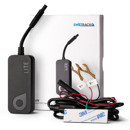 SweTrack Lite Gen2 GPS-tracker mørkegrå med ledningsnet, V+/V- klemmer, antenne, 3M tape og emballage.
