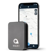Maxi Tracker placeret foran smartphone med kort og lokationsmarkører, realtidssporing vises på skærmen.