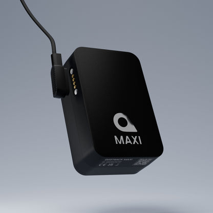 Swetrack Maxi Tracker sort rektangulær GPS-tracker med logo og fastgjort kabel, realtidssporing og lang batterilevetid.