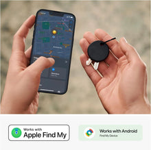 Chipolo POP Sporingstag Sort på nøglekæde, vises med kort-app på smartphone og logoer for Apple Find My og Android Find My Device.