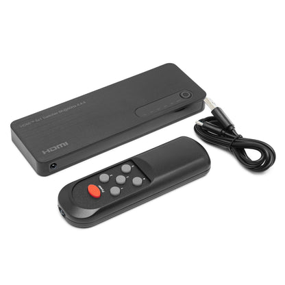 Luxorparts 5-vejs automatisk HDMI-switch 8K60Hz sort, fjernbetjening med rød tænd/sluk-knap og USB-strømkabel.