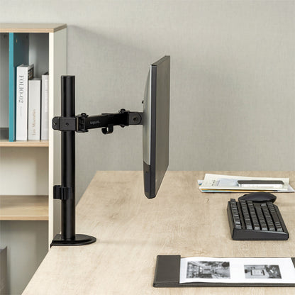 Logilink bordbeslag til 17-32" skærm monteret på træbord med tastatur og mus, hylder med bøger og ringbind bagved.