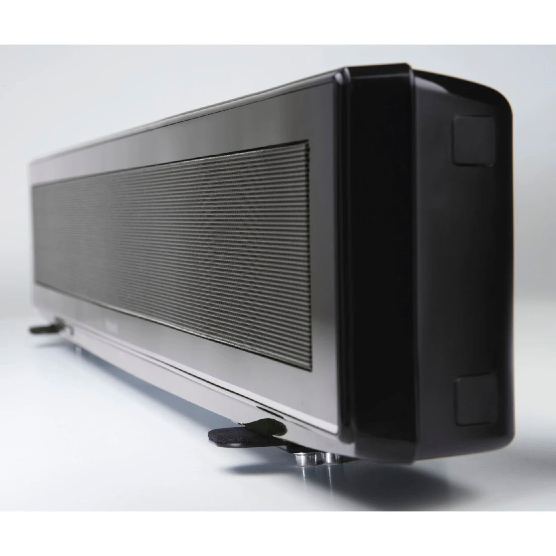 Sort soundbar med frontgitter, sidepanel og monteringsfødder, kompatibel med Fleksibelt vægbeslag til soundbar.