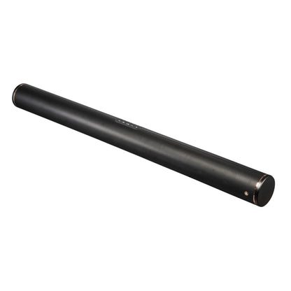 Sort slank cylindrisk soundbar med afrundede ender, vises i vinkel, kompatibel med Fleksibelt vægbeslag til soundbar.