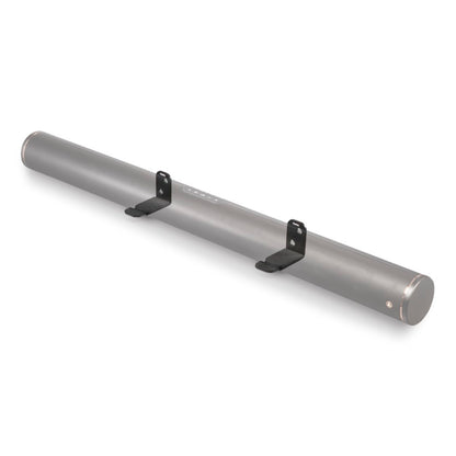 Grå cylindrisk soundbar med knapper på toppen, monteret vandret med fleksibelt vægbeslag til soundbar.