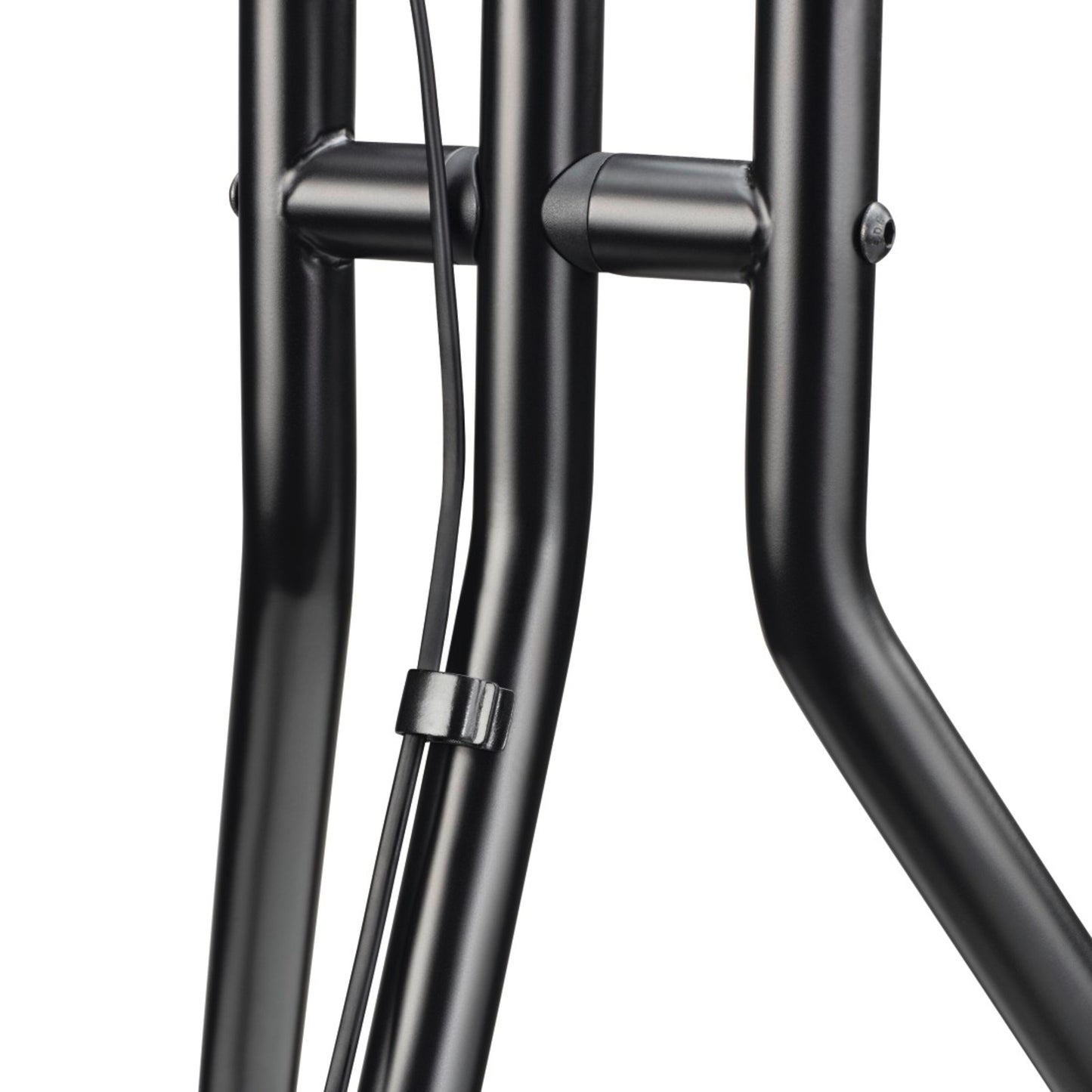 Sort metalstel med buede rør og kabelstyring, kabel fastholdt af klips, Hama Gulvstativ til tv 37-75.