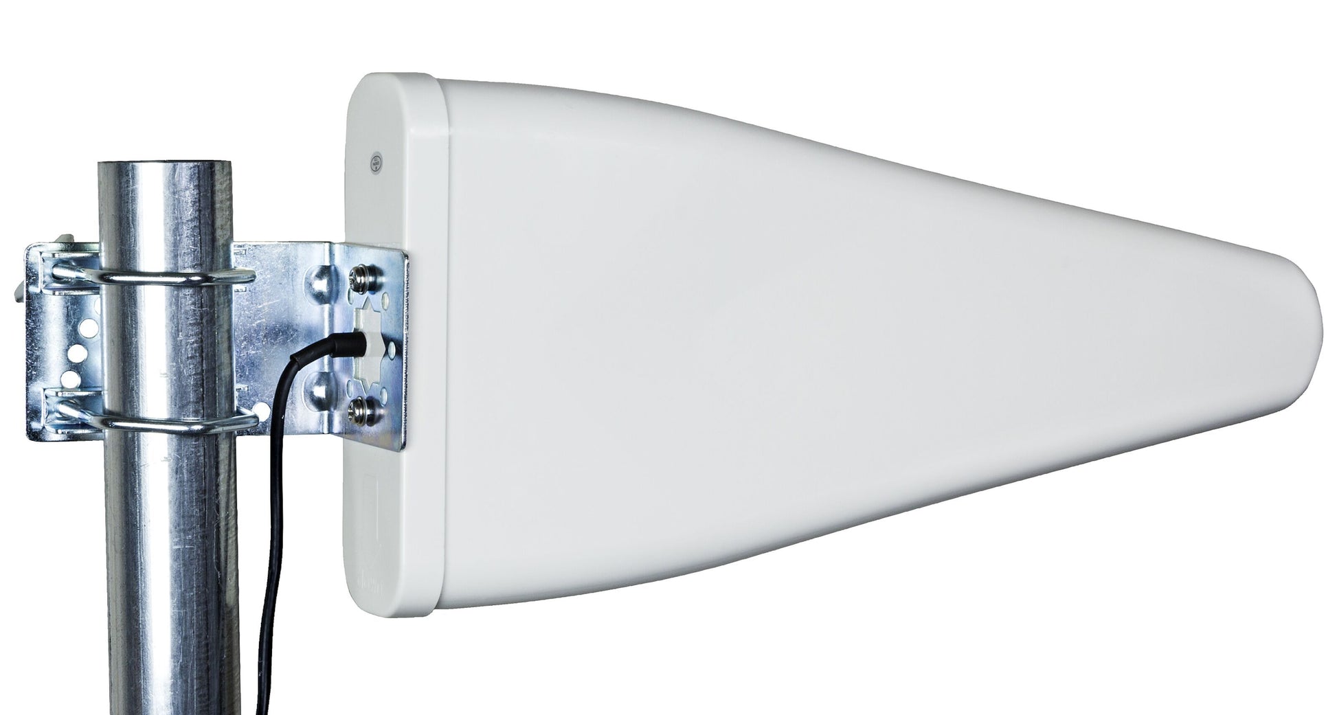 Rettet 5G-antenne 11 dBi kegleformet til mobilt bredbånd, monteret på metalstang med galvaniseret beslag og koaksialkabel.