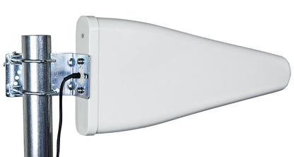 Rettet 5G-antenne 11 dBi kegleformet til mobilt bredbånd, monteret på metalstang med galvaniseret beslag og koaksialkabel.