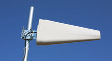 Macab Rettet 5G-antenne 11 dBi monteret på metalstang mod blå himmel.