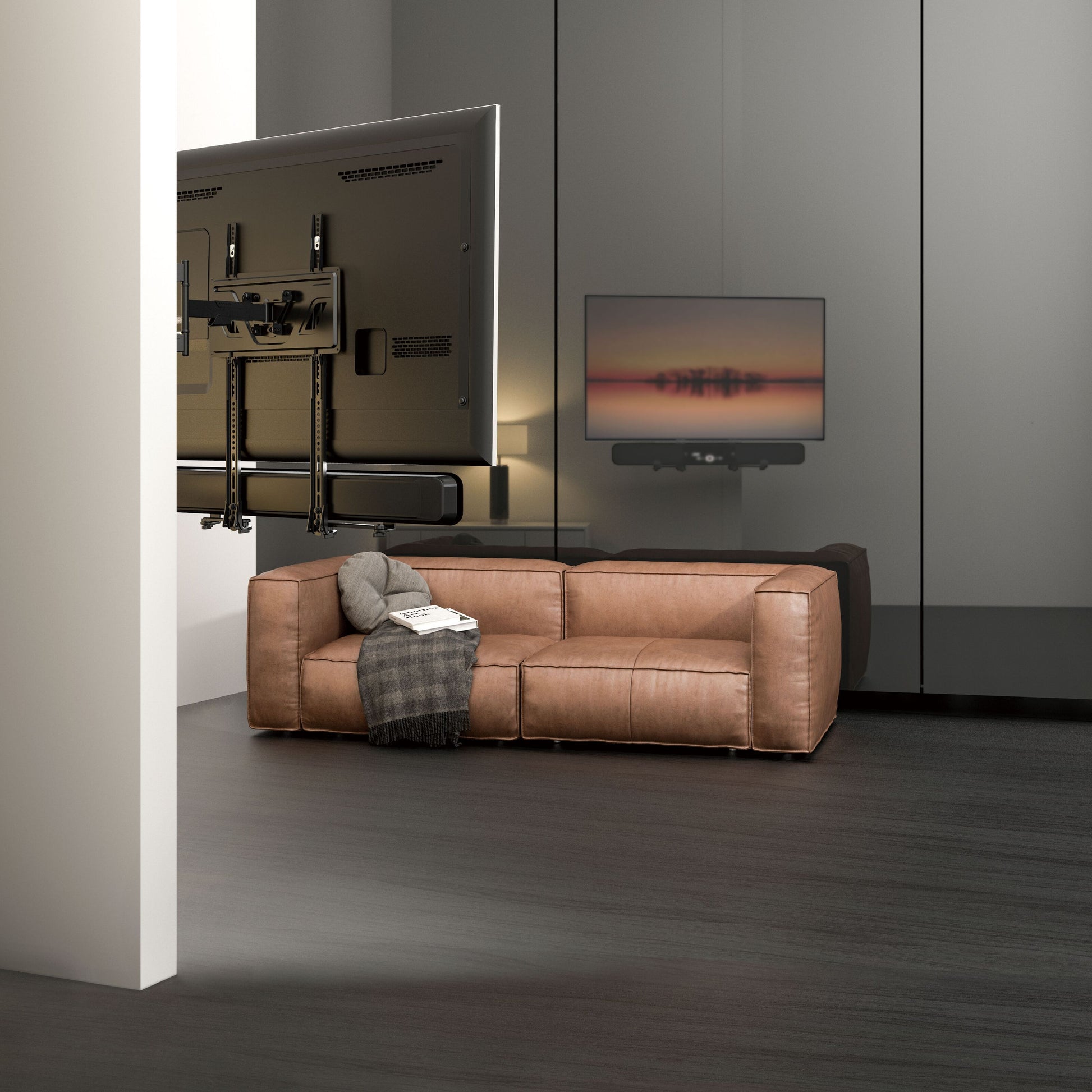 Væghængt TV med Luxorparts Soundbar-beslag, tan læderhjørnesofa, tæppe og bog, spejlvæg reflekterer TV og sofa.