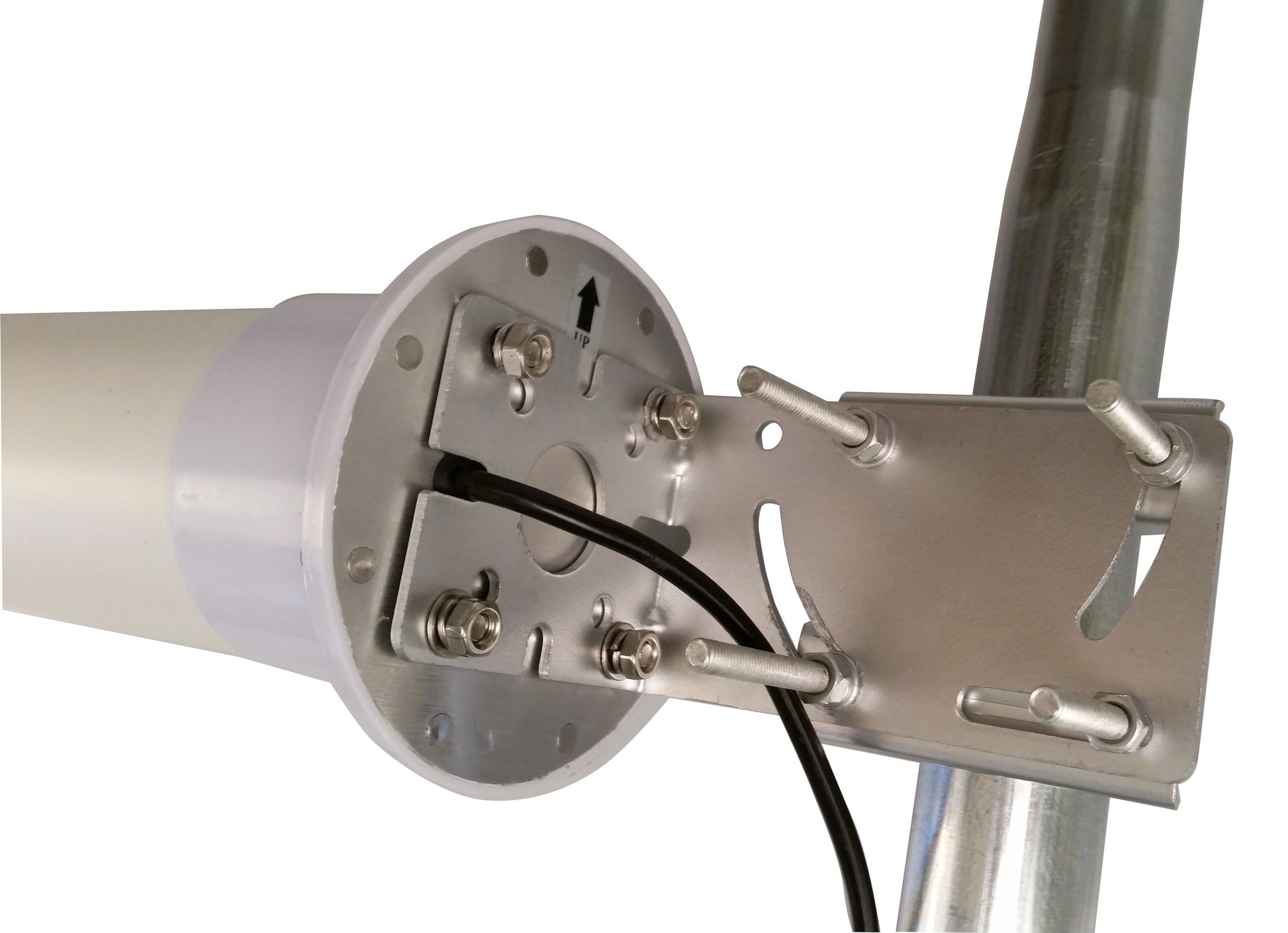 Rettet 4G-antenne 18 dBi monteret på metalstang med beslag, sort kabel med SMA-hanstik i bunden.