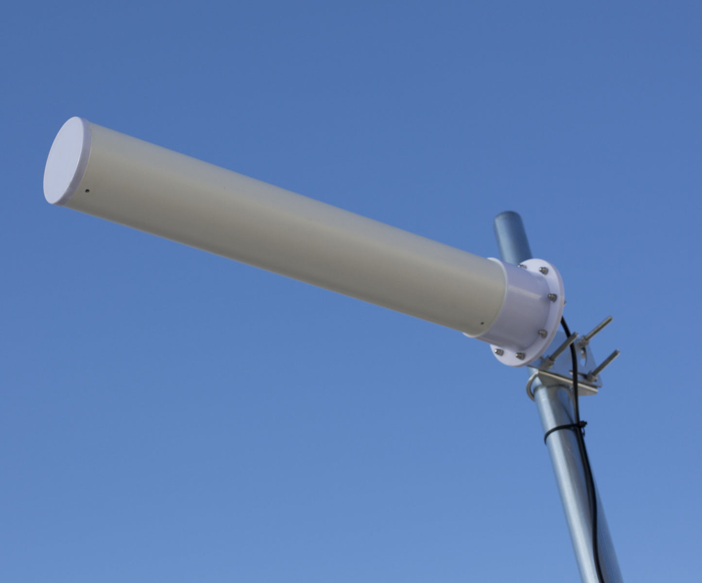 Proscan Rettet 4G-antenne 18 dBi monteret på metalstang mod blå himmel.