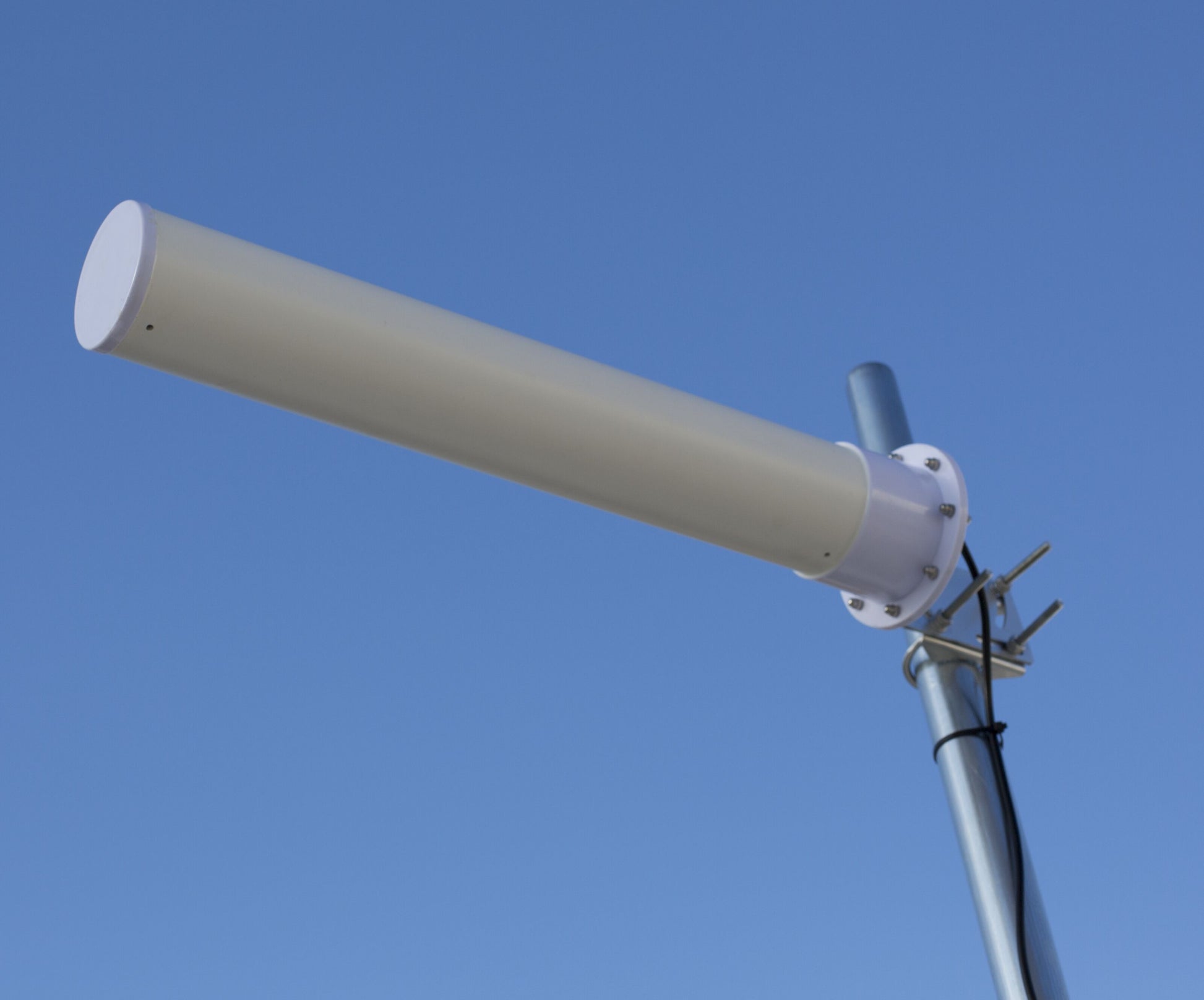 Proscan Rettet 4G-antenne 18 dBi monteret på metalstang mod blå himmel.