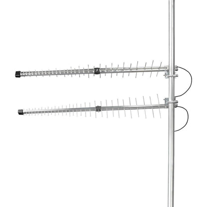 To parallelle Rettet 5G-antenner med Mimo 15 dBi, sorte endekapper, flere horisontale elementer på lodret mast.