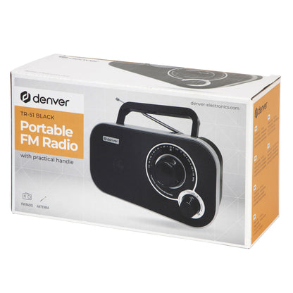 Denver FM-radio i kompakt design med bærehåndtag, analog tuner, FM-radio og antenne vist på emballagens forside.