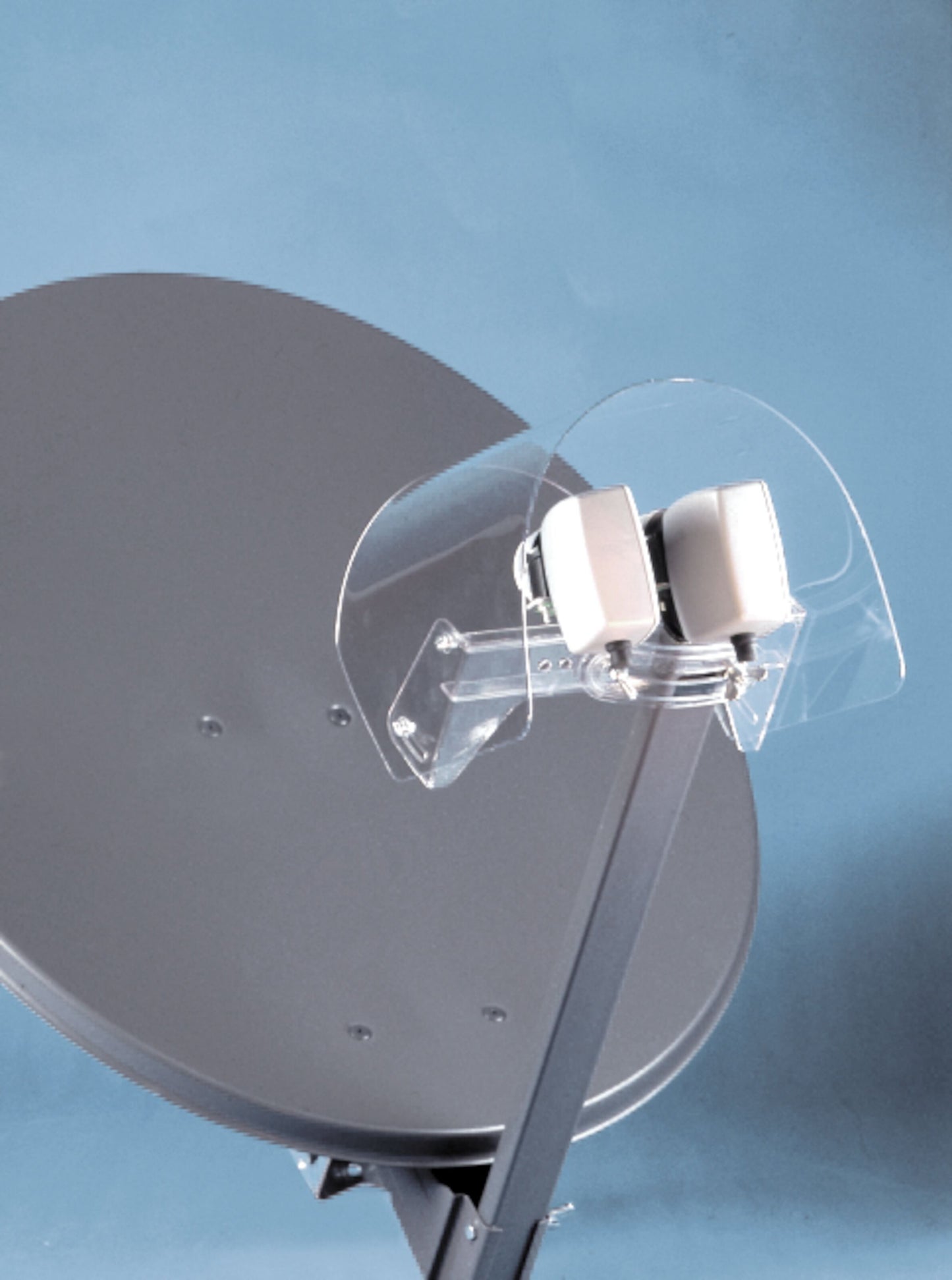 LNB-paraply grå parabolskærm med to LNB-enheder under klar beskyttelsesskærm.