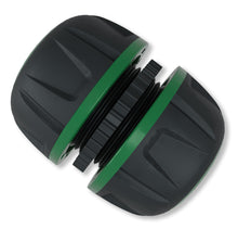 Grimsholm 1/2" slangesamler, sort cylindrisk kobling med grønne detaljer og riflede ender til haveslange.