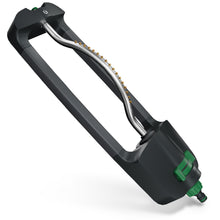 Grimsholm Oscillationssprinkler rektangulær, buet spraybar, flere små dyser, gråt stel, grønne slangekoblinger.