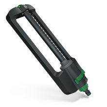 Grimsholm Oscillationssprinkler Mini grøn, rektangulær ramme, roterende sprayarm til græsplænevanding.