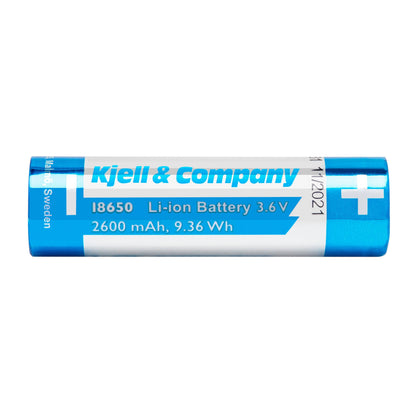 Blå og hvidt 18650 flat top Li-ion batteri, 3,6 V 2600 mAh, plus-tegn markerer positiv terminal.