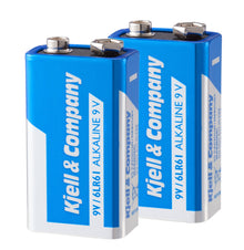 2 stk blå og hvide 9 V-batterier PP3 står oprejst, den ene lidt foran den anden.