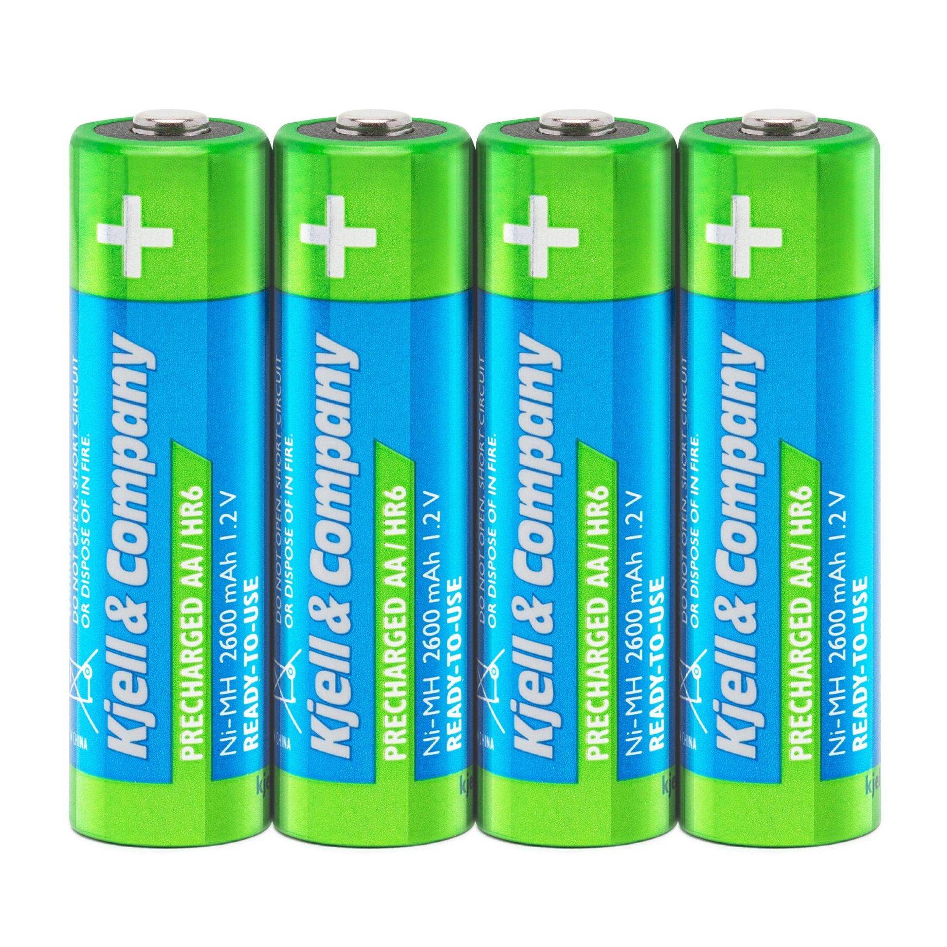 Kjell Genopladelige AA-batterier HR6 2600 mAh 4 stk opstillet med synlige positive terminaler og produktiketter.