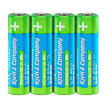 Kjell Genopladelige AA-batterier HR6 2600 mAh 4 stk opstillet med synlige positive terminaler og produktiketter.