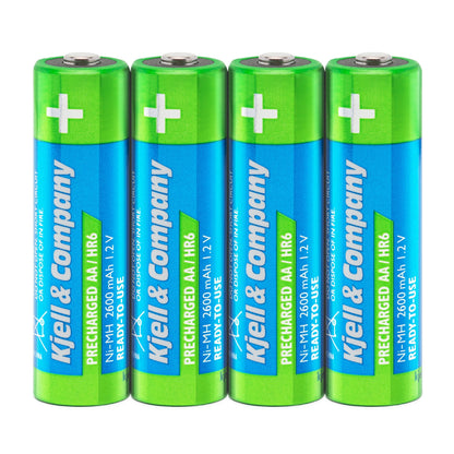 Kjell Genopladelige AA-batterier HR6 2600 mAh 4 stk opstillet med synlige positive terminaler og produktiketter.