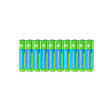 10 stk. grønne Kjell genopladelige AAA-batterier HR03 950 mAh med blåt og hvidt Kjell-logo, står oprejst.
