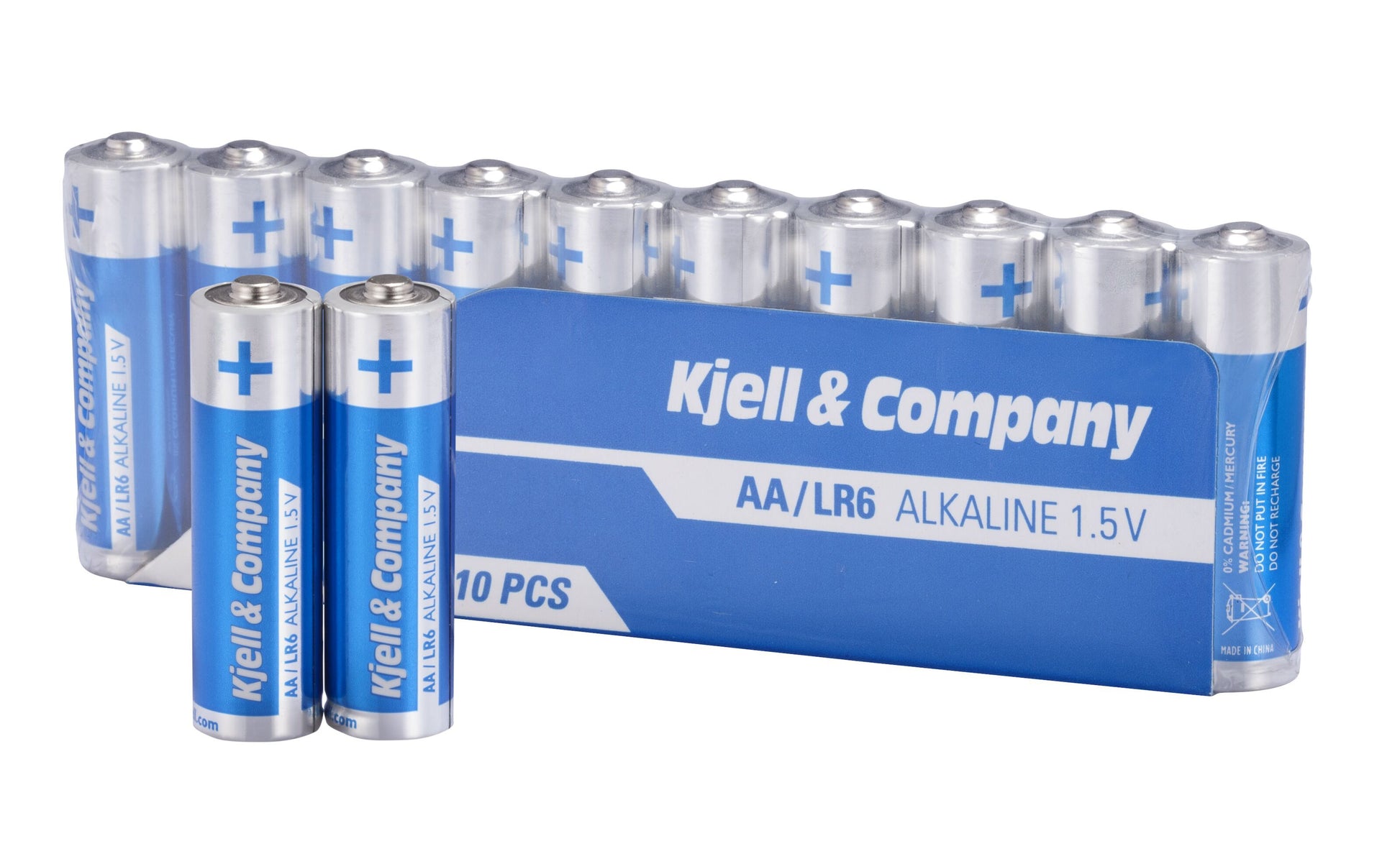 Kjell AA LR6 1,5V alkaline batterier stående foran åben blå/sølv æske med tekst "AA-batterier (LR6) - 10 stk.