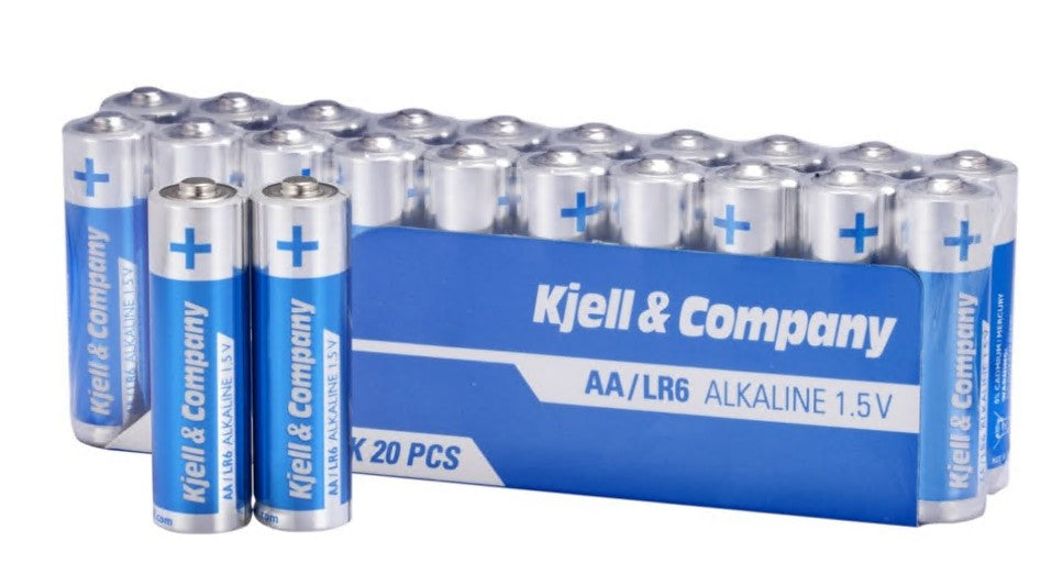 Kjell AA-batterier LR6 20-pak, til batterier står op foran blå og hvid emballage med Kjell-logo.