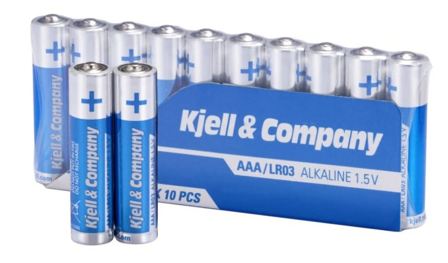 Kjell AAA-batterier LR03 10-pak, to batterier oprejst foran åbnet pakke, resten synlige i pakken.