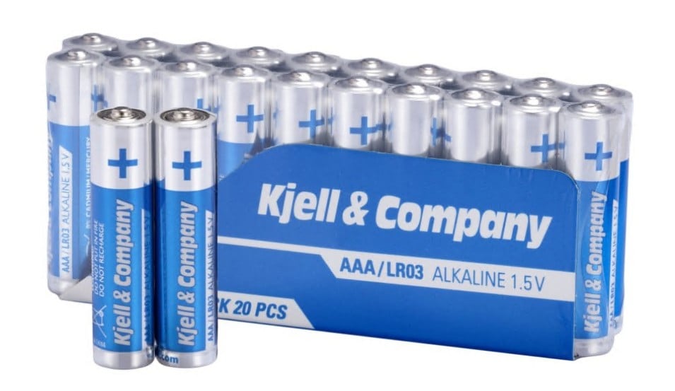 Kjell AAA-batterier LR03, 20-pak, blå og hvide, to stående batterier foran åben æske, resten på række i pakken.