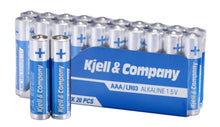 Kjell AAA-batterier LR03, 20-pak, blå og hvide, to stående batterier foran åben æske, resten på række i pakken.