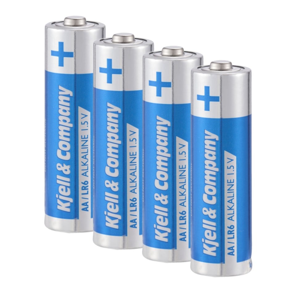 4 stk Kjell  Co AA-batterier LR6 i oprejst række, blå og sølv etiketter, positive poler vender opad.