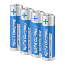 4 stk Kjell  Co AA-batterier LR6 i oprejst række, blå og sølv etiketter, positive poler vender opad.