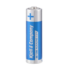 4 stk. Kjell AA LR6 1,5V alkaline batterier med blå og sølv label, Kjell  Co logo, pluspol angivet.