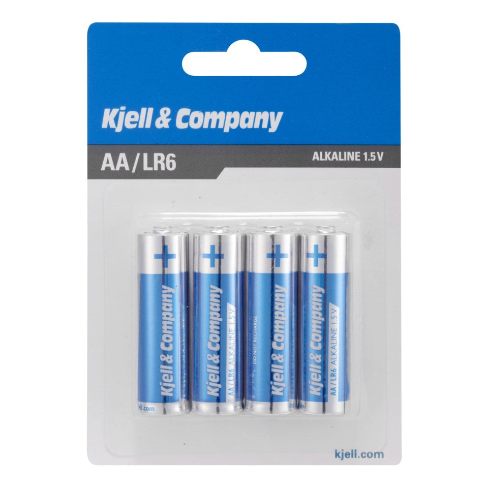 Kjell AA-batterier LR6 alkaline 4-pak i blå og hvid blisterpakning.