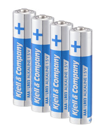 4 stk AAA-batterier LR03 med blå og sølv etiketter, mærket Kjell, står oprejst i en række.