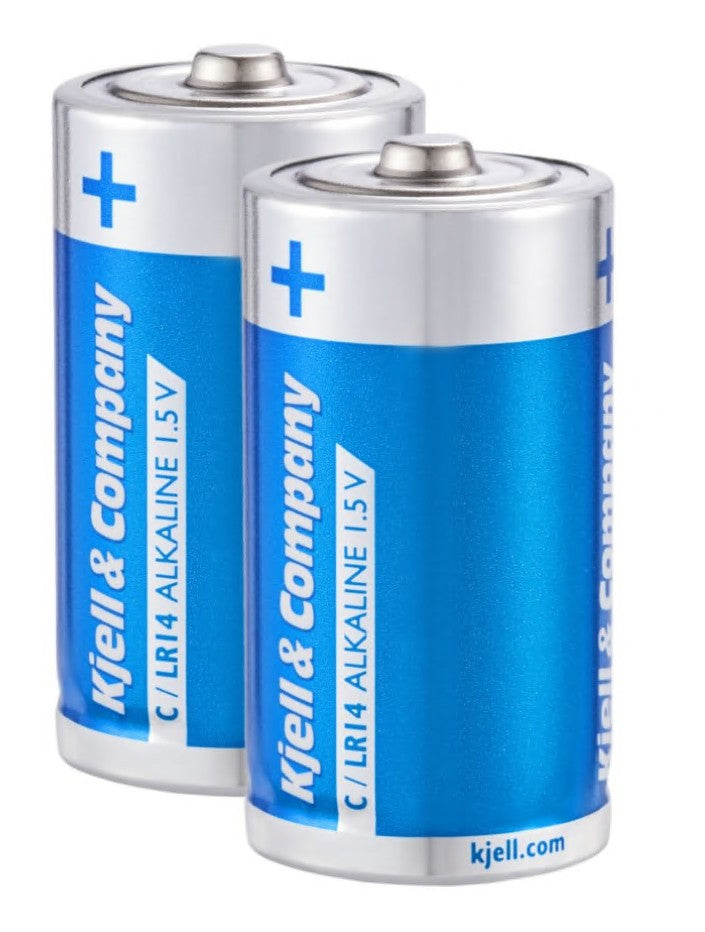 2 stk Kjell C-batterier LR14 stående oprejst, synlige pluspoler, Kjell-logo og webadresse ved basen.