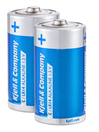 2 stk Kjell C-batterier LR14 stående oprejst, synlige pluspoler, Kjell-logo og webadresse ved basen.