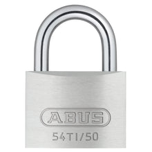 ABUS Hængelås 54TI Titalium, 50 mm, sølvfarvet, hærdet stål bøjle, indgraveret modelnummer 54TI/50 på fronten.